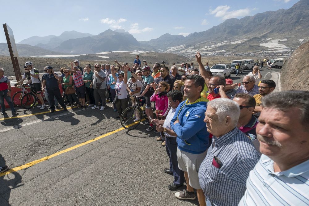Un grupo de vecinos de la Aldea de San Nicolás esperan la apertura de los primeros siete kilómetros de la nueva carretera de La Aldea.