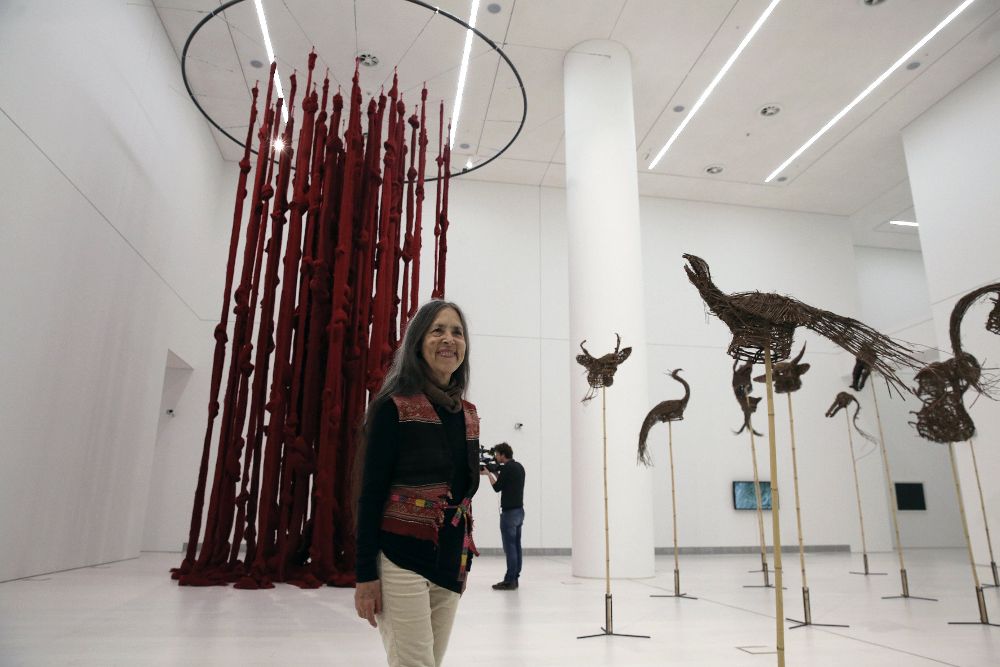 La artista chilena Cecilia Vicuna delante de su obra en la apertura de Documenta.
