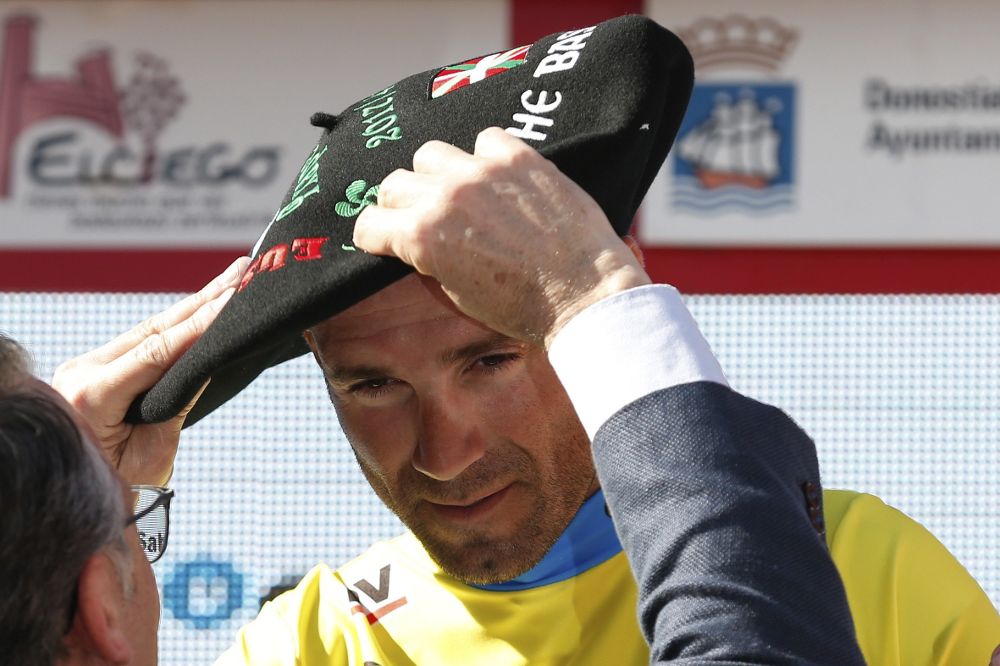 Alejandro Valverde recibe la txpela de vencedor en el podio la Vuelta Ciclista al País Vasco.
