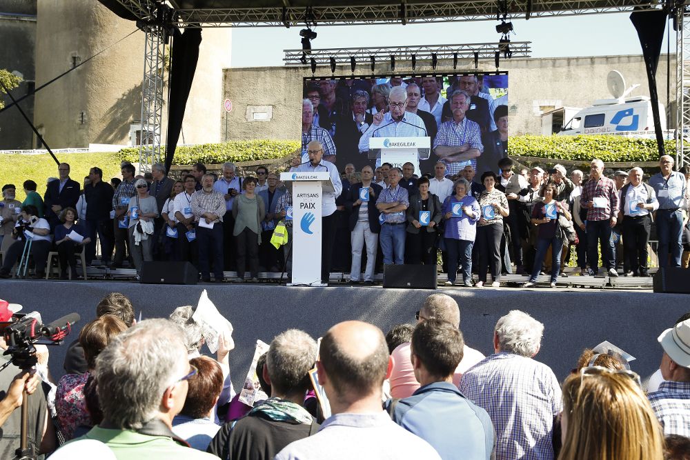 Los representantes vascofranceses implicados en el desarme de ETA durante la concentración celebrada hoy en Bayona (Francia), a la que han asistido delegaciones oficiales de EH Bildu y Podemos.