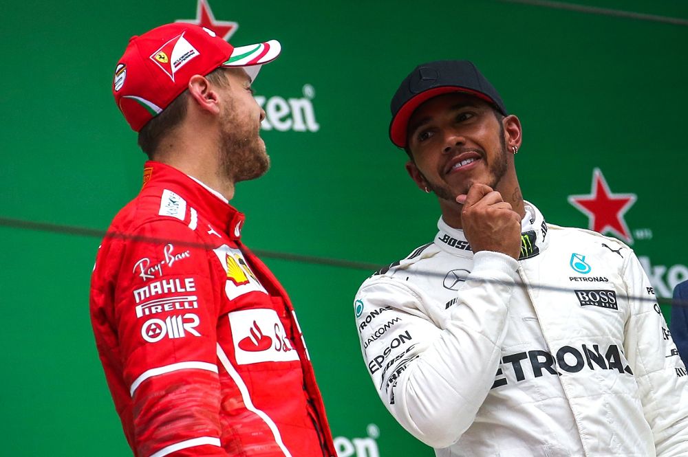 Lewis Hamilton (d), de Mercedes y Sebastian Vettel (Ferrari) ocuparon los dos primeros puestos al final de la carrera.