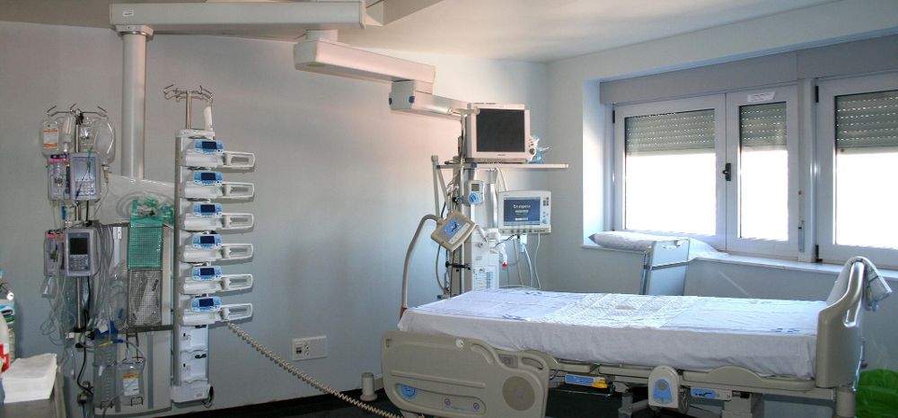 Todas las habitaciones de la UMI de la Candelaria son idénticas para agilizar, facilitar y automatizar el trabajo de los sanitarios.