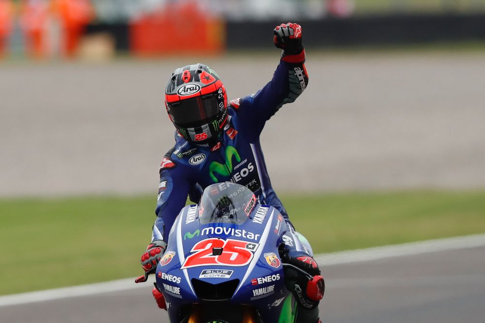 El piloto español de Yamaha festeja su victoria en el Gran Premio de Argentina de MotoGP.
