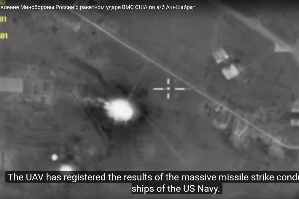 Imagen de vídeo facilitada por el Ministerio de Defensa ruso que muestra la base aérea de al-Shayrat después de ser atacada por Estados Unidos.