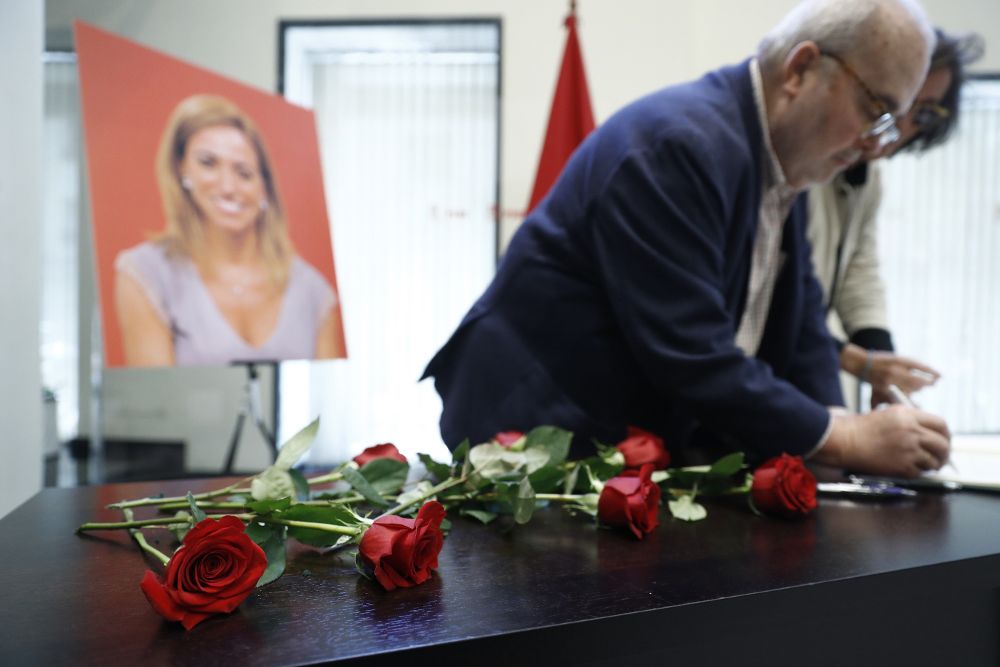 Dos personas firman en el libro de condolencias instalado en la sede del PSOE, donde ha sido instalada la capilla ardiente de la exministra socialista de Defensa.