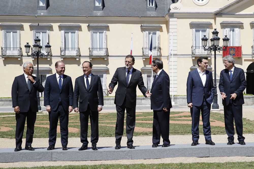 El presidente del Gobierno español, Mariano Rajoy (c), acompañado por los demás líderes de los países convocados.