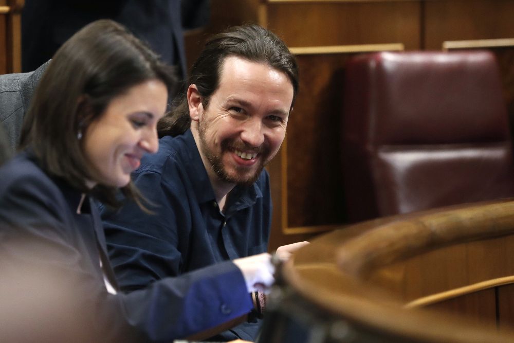 El líder de Podemos, Pablo Iglesias, junto a la portavoz de Unidos Podemos, Irene Montero, durante el pleno en el Congreso.
