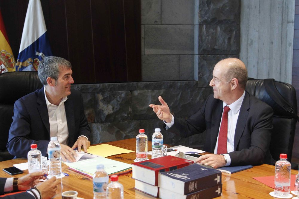 El presidente del Gobierno de Canarias, Fernando Clavijo (i), conversa con el consejero de Economía, Pedro Ortega, antes de comenzar la reunión semanal del Consejo de Gobierno.