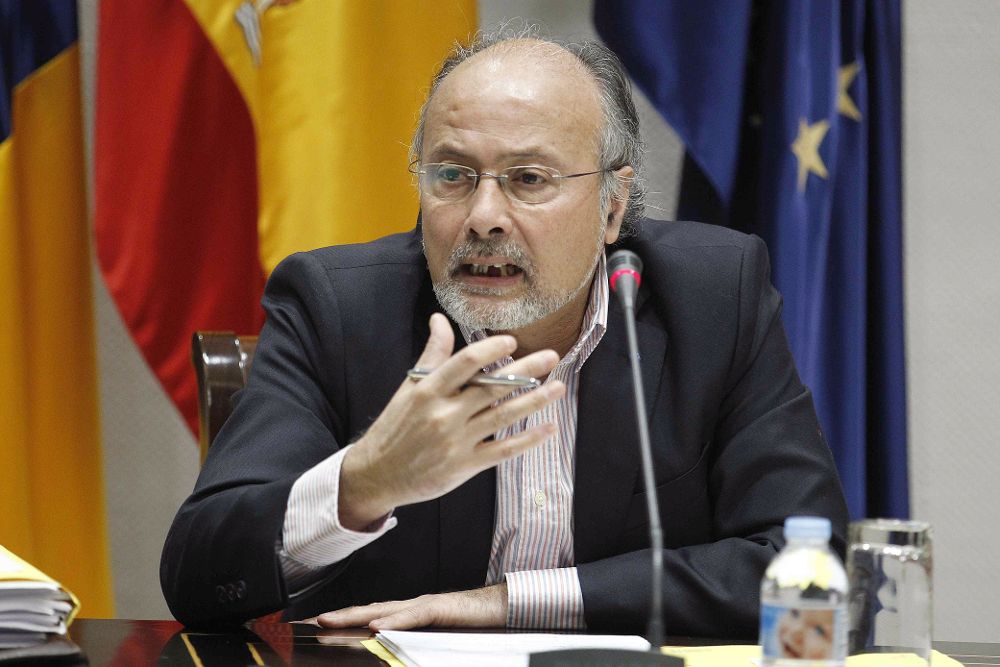 El experto Augusto Brito durante su intervención en la comisión del Parlamento de Canarias que estudia la reforma del sistema electoral.