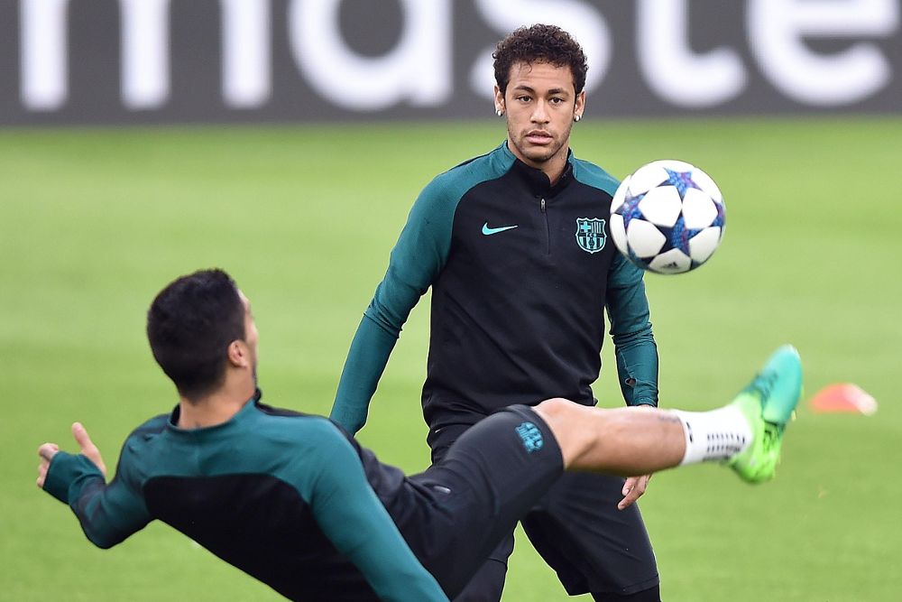 Neymar (d), en una sesión de entrenamiento.