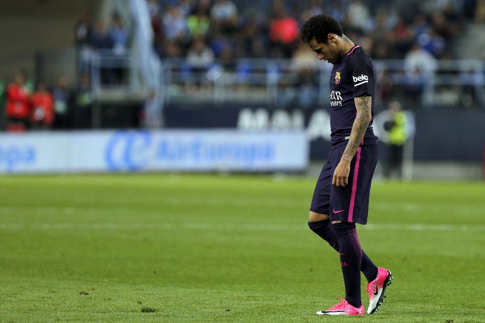 Neymar da Silva es expulsado tras recibir tarjeta roja durante el partido Málaga-FC Barcelona.