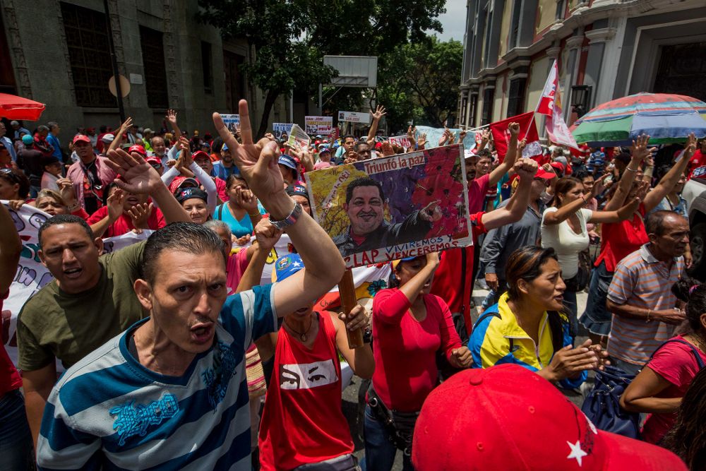Manifestación a favor del Gobierno venezolano hoy, martes, en Caracas. El chavismo se manifiesta en conmemoración del fallido golpe de estado contra Chávez del 11 de abril de 2002.