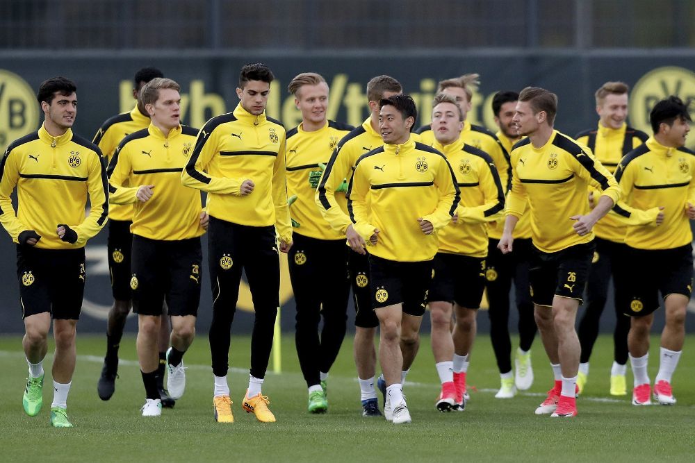 Los jugadores del Borussia Dortmund durante el entrenamiento de ayer, lunes, para preparar el partido contra el Mónaco.