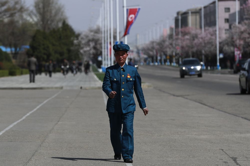 Un soldado camina junto a la torre Juche Idea en Pionyang (Corea del Norte).