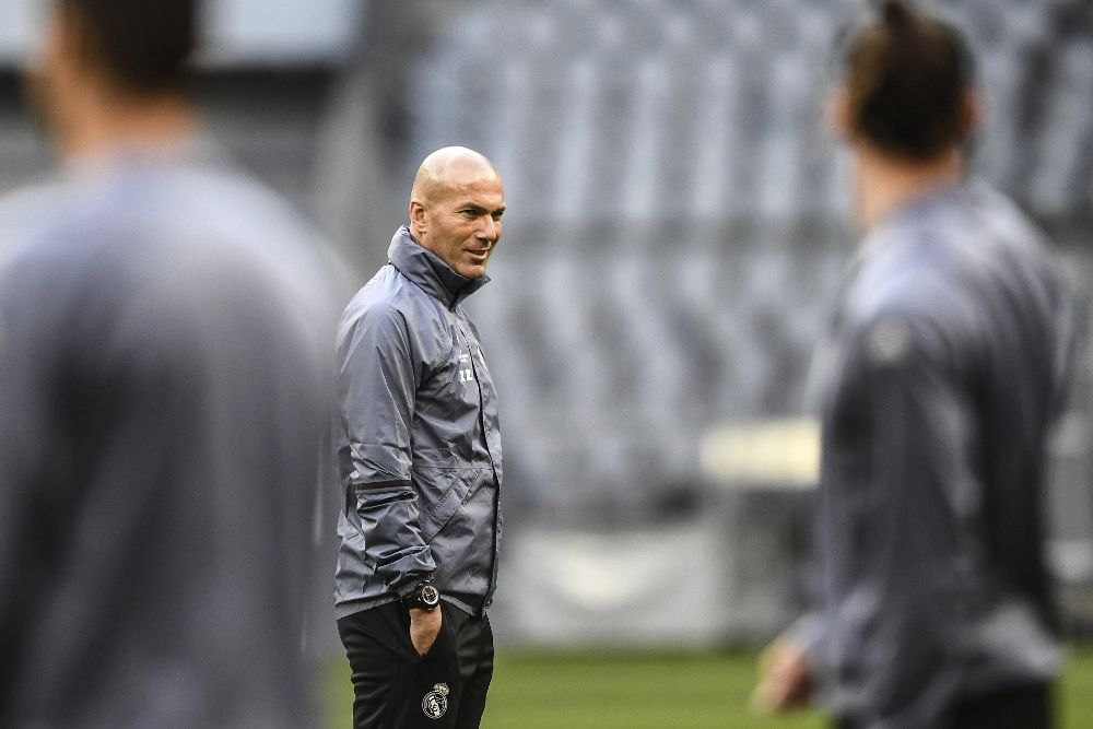 El entrenador francés del Real Madrid, Zinedine Zidane (c) durante el entrenamiento del equipo en Múnich.