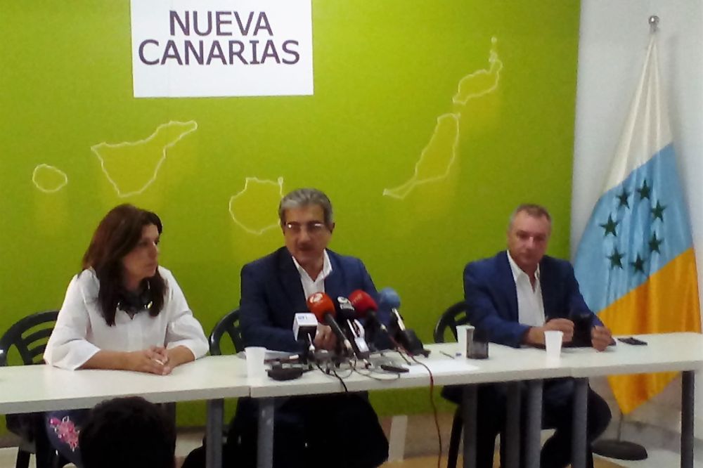 El presidente del NC y portavoz parlamentario, Román Rodríguez, con dos compañeros en una reciente rueda de prensa.