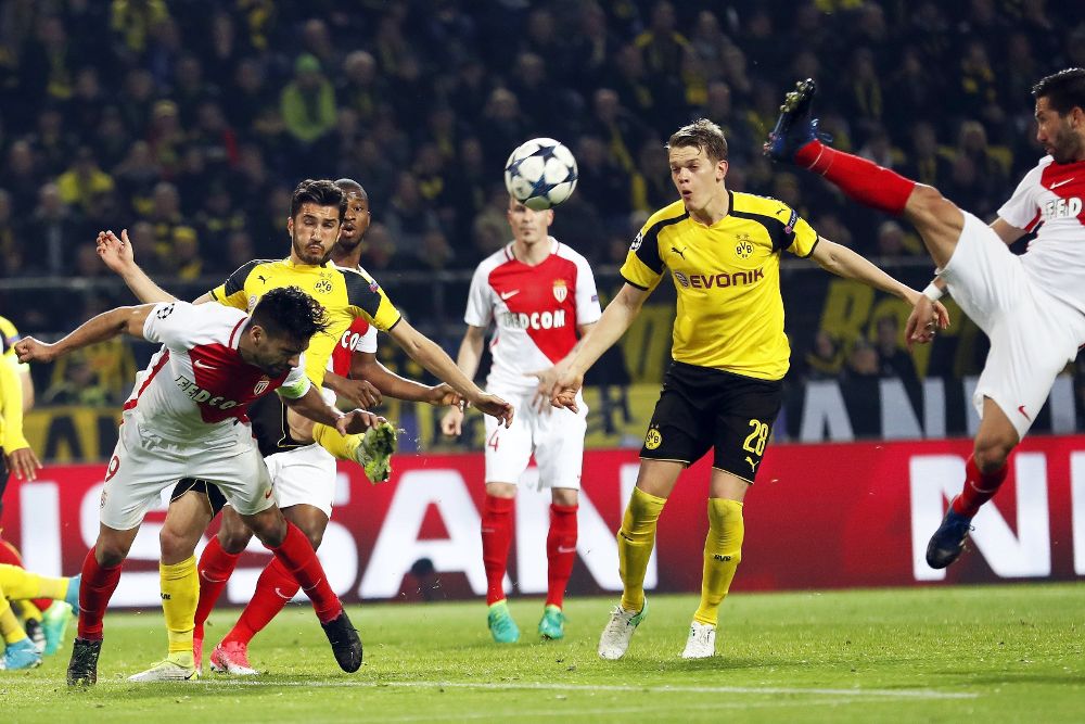 El delantero colombiano Radamel Falcao (i), del AS Monaco, y el centrocampista alemán Nuri Sahin (2-i) del Borussia Dortmund, durante el partido.