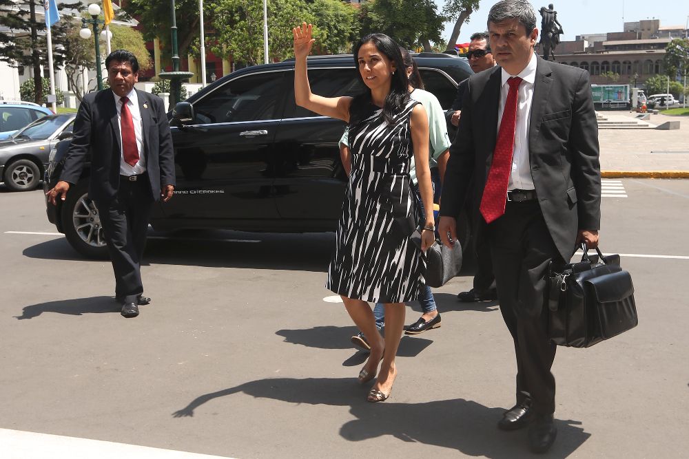 La esposa del expresidente de Perú Ollanta Humala, Nadine Heredia (c), acude al congreso peruano por una investigación parlamentaria sobre injerencias políticas en operaciones militares y policiales durante el período 2011 - 2016, en Lima (Perú).