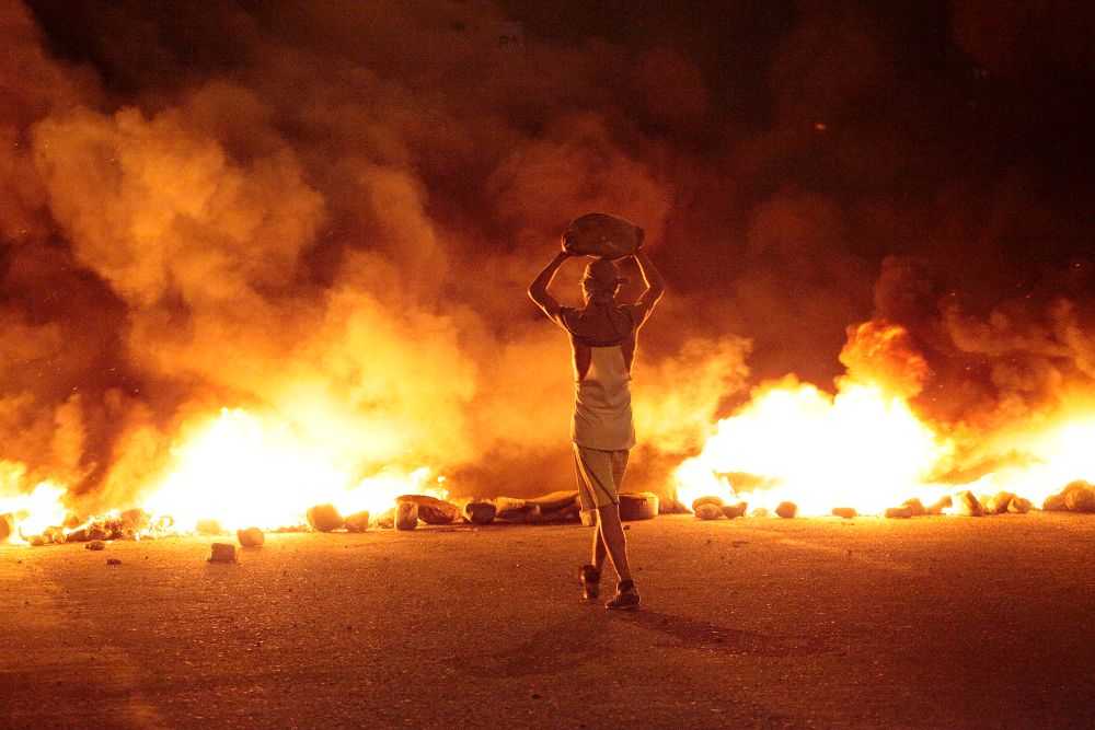 Un grupo de personas enciende fuego a una barricada en una manifestación en Barquisimeto (Venezuela). 