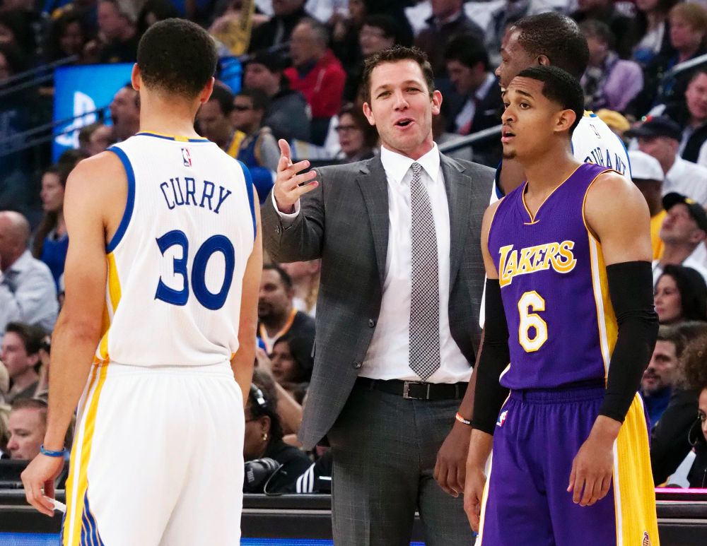 El entrenador de los Lakers de Los Ángeles, Luke Walton (c) habla con Stephen Curry (izq), de los Warriors de Golden State, durante su partido de la NBA de baloncesto en el pabellón Oracle Arena de Oakland, California (Estados Unidos).