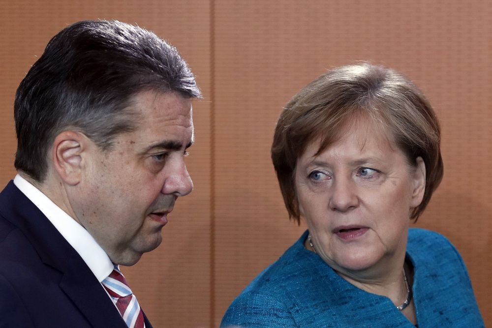 La canciller alemana, Angela Merkel (dcha), conversa con su ministro de Exteriores, Sigmar Gabriel.