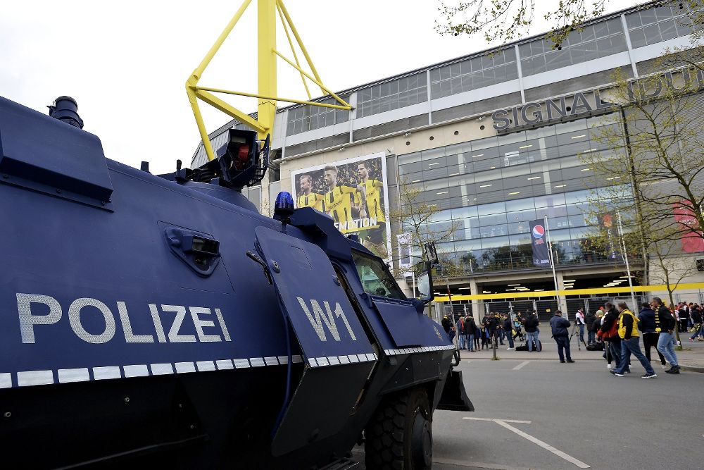 Policías aseguran el estadio Signal Iduna Park ante el partido de ida de cuartos de final de la Liga de Campeones entre el Dortmund y el Mónaco en Dortmund.