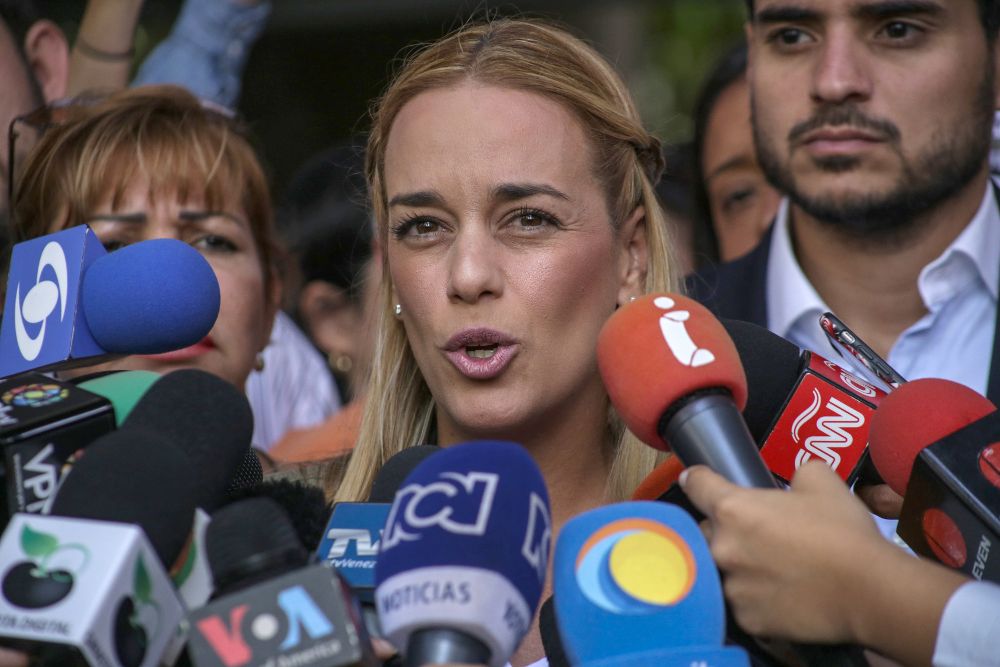 La esposa del opositor encarcelado Leopoldo López, Lilian Tintori (c).