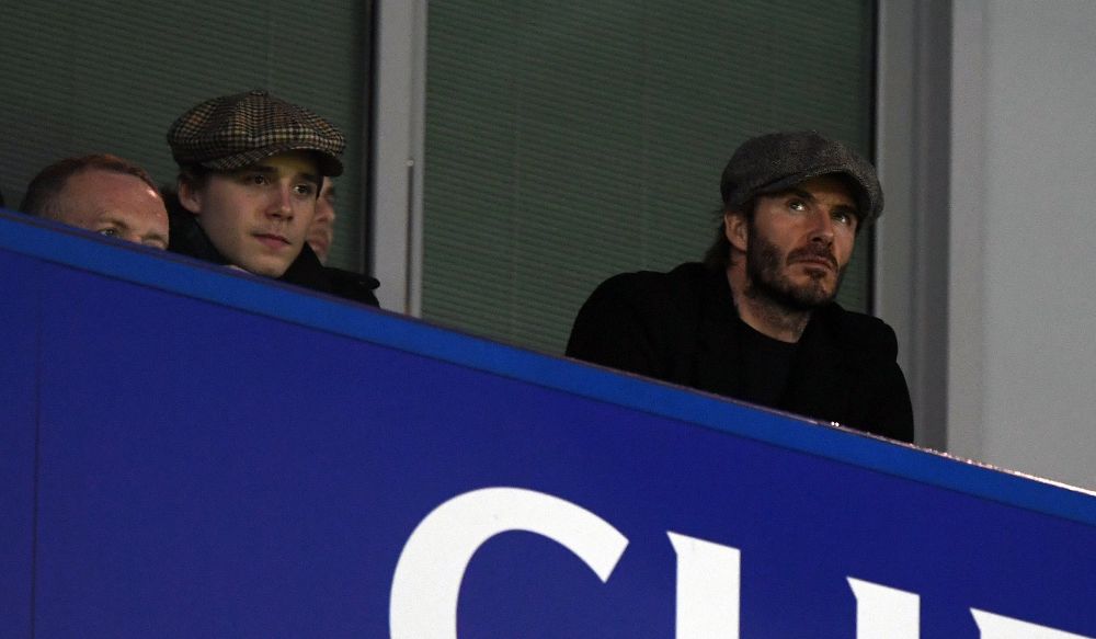 El ex jugador de fútbol David Beckham (d) y su hijo Brooklyn Beckham (i).
