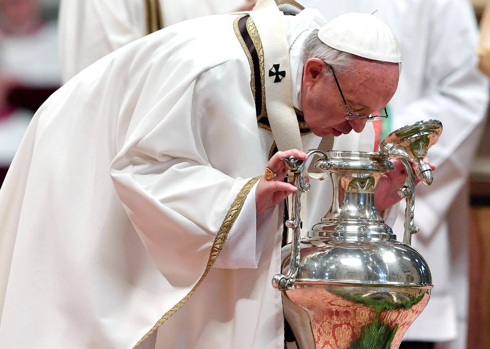 El papa Francisco observa un ánfora que contiene el óleo santo mientras oficia la misa Crismal de Jueves Santo en la Basílica de San Pedro del Vaticano, hoy, 13 de abril de 2017.