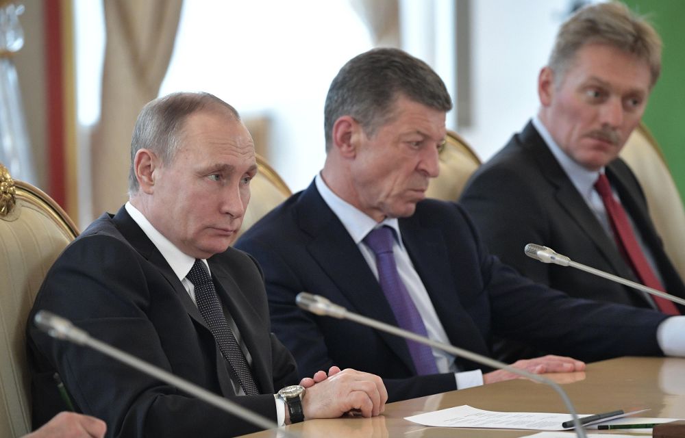 El presidente ruso, Vladímir Putin (i), el viceprimer ministro ruso, Dmitry Kozak (c), y el portavoz del Kremlin, Dmitry Peskov (d).