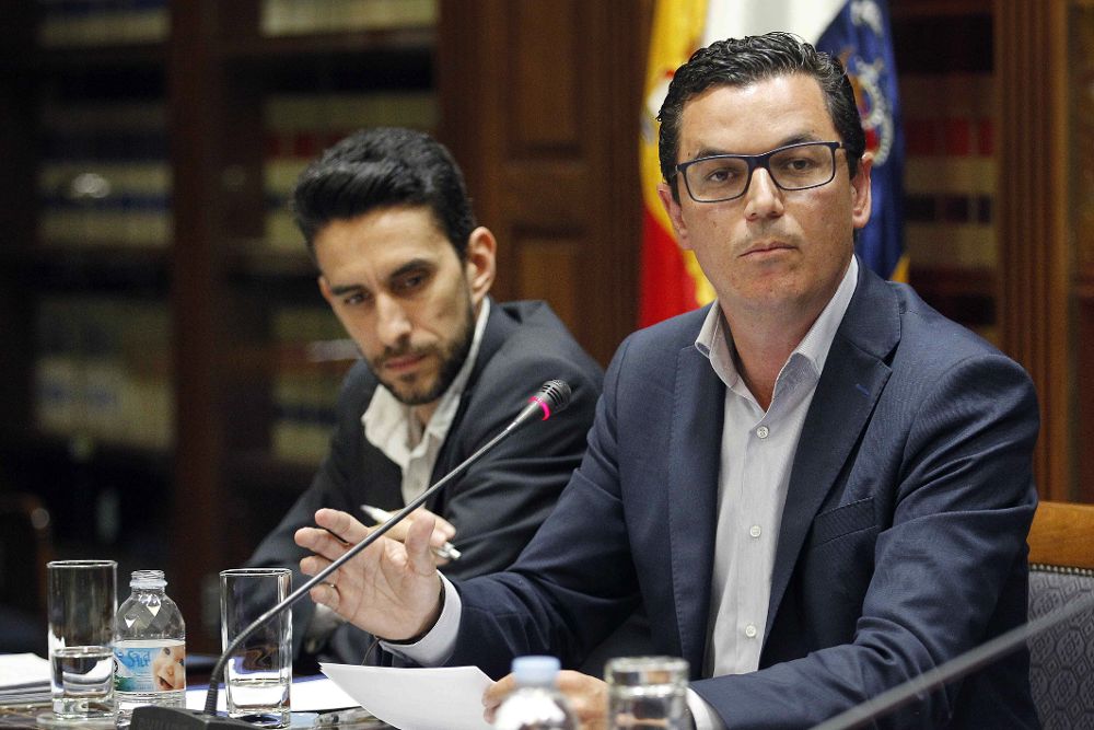 El vicepresidente y consejero de Obras Públicas y Transporte del Gobierno Canarias, Pablo Rodríguez (d).