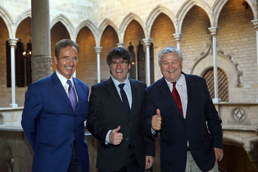 El presidente catalán, Carles Puigdemont (c), con los congresistas estadounidenses Dana Rohrabacher (d) y Brian Higgins (i) en el Palacio de la Generalitat.