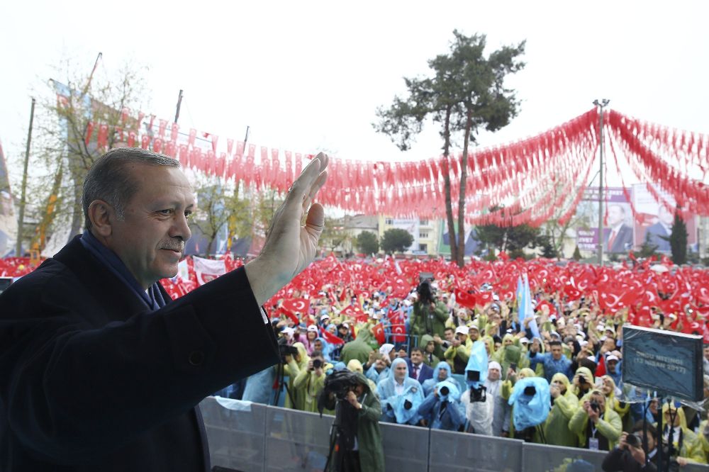 El presidente turco, Recep Tayip Erdogan, saluda a los asistentes durante un acto de campaña por el "sí" en el referéndum constitucional que se celebra este domingo.