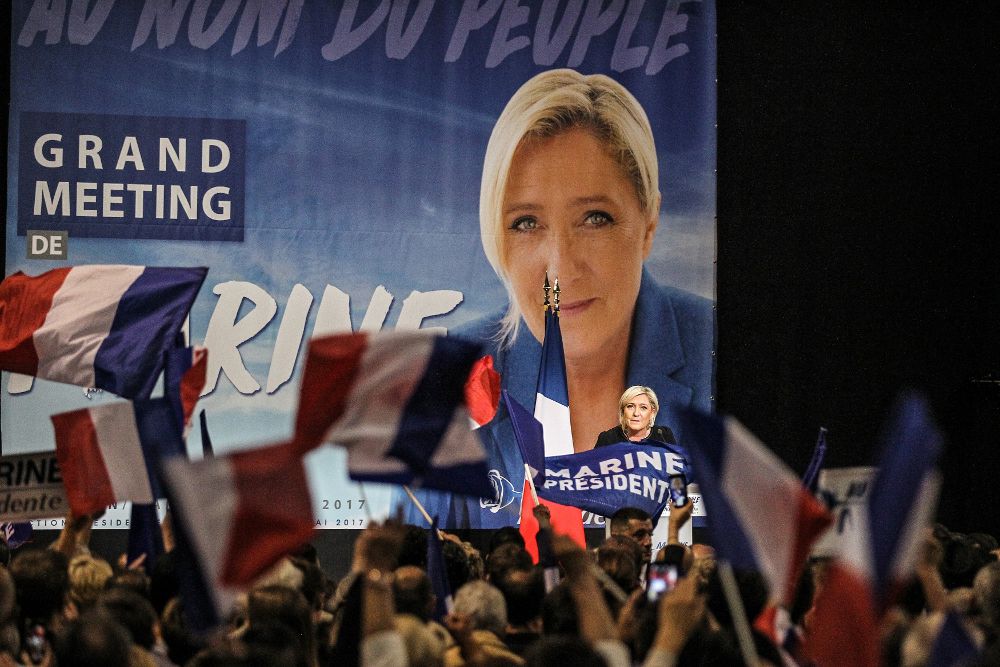 Marine Le Pen (C).