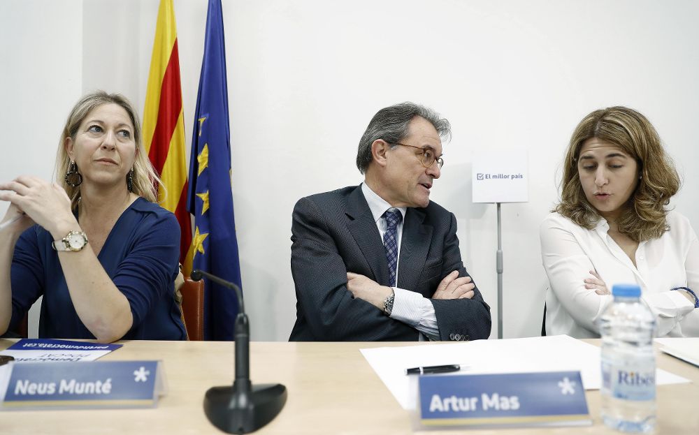 El presidente del PDeCAT, Artur Mas (c) , la vicepresidenta Neus Munté (i) y la coordinadora general del partido Marta Pascal (d).