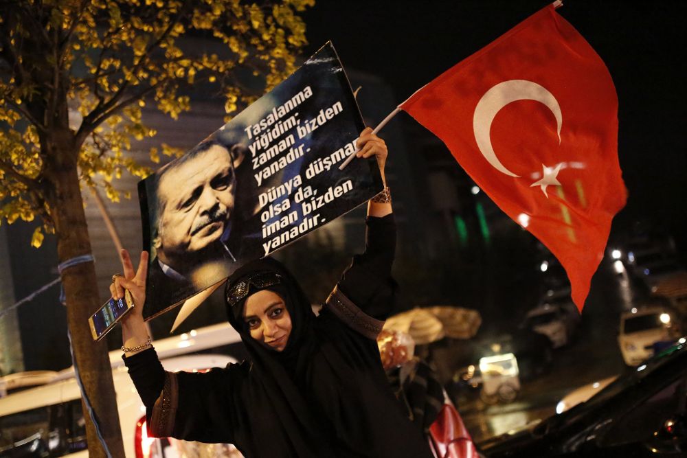 Una simpatizante del presidente turco, Recep Tayyip Erdogan, celebra la victoria del "sí".