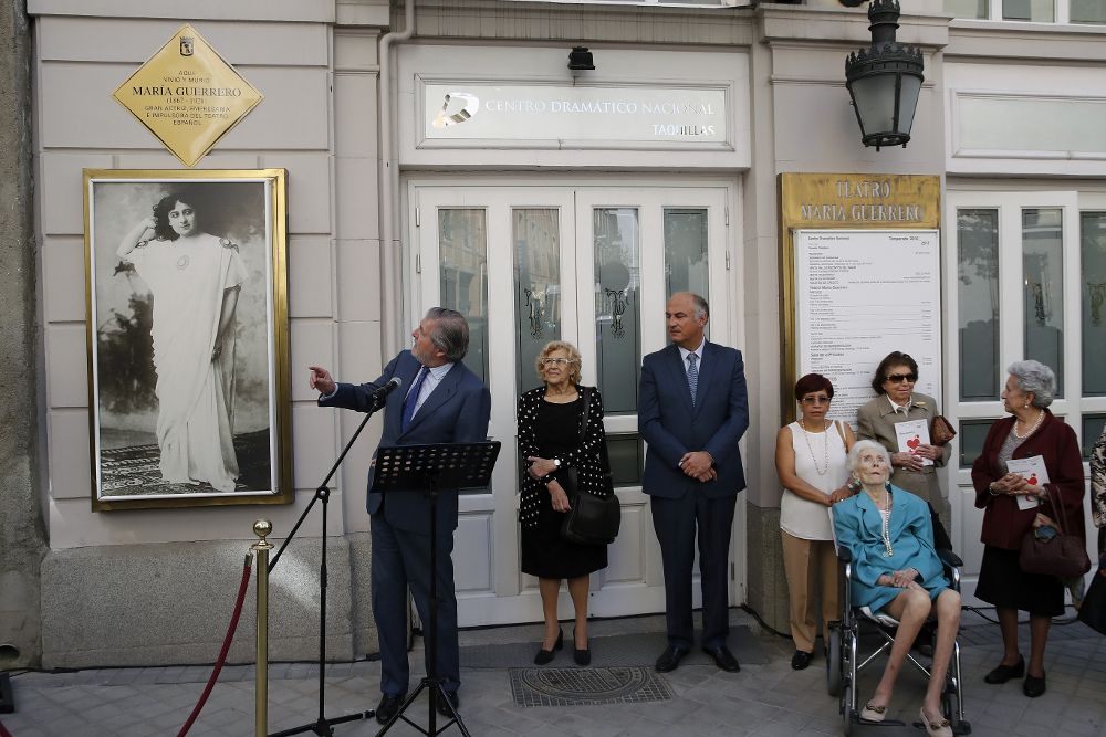 El ministro de Educación, Cultura y Deporte, Íñigo Méndez de Vigo (i), junto a la alcaldesa de Madrid, el secretario de Estado de Cultura y familiares de María Guerrero, durante el homenaje.
