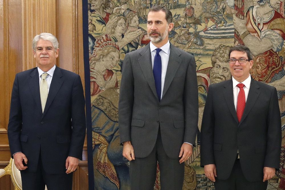 El rey Felipe VI, el ministro de Relaciones Exteriores de Cuba, Eduardo Rodriguez Parrilla (d), y el ministro español de Asuntos Exteriores, Alfonso Dastis, posan para la fotógrafos en el Palacio de La Zarzuela.
