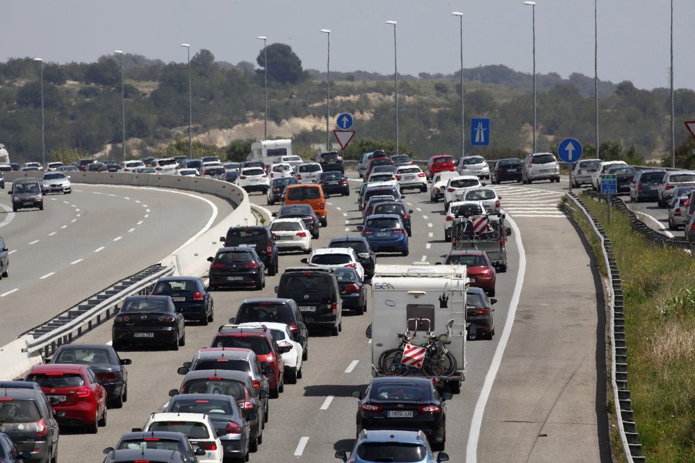 Retenciones de tráfico en dirección Barcelona este mediodía a la altura de Torredembarra, en Tarragona. 