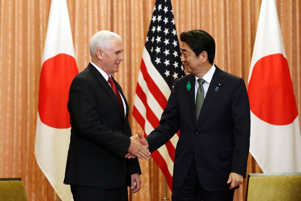 El vicepresidente de Estados Unidos Mike Pence posa junto al primer ministro japonés Shinzo Abe (d).