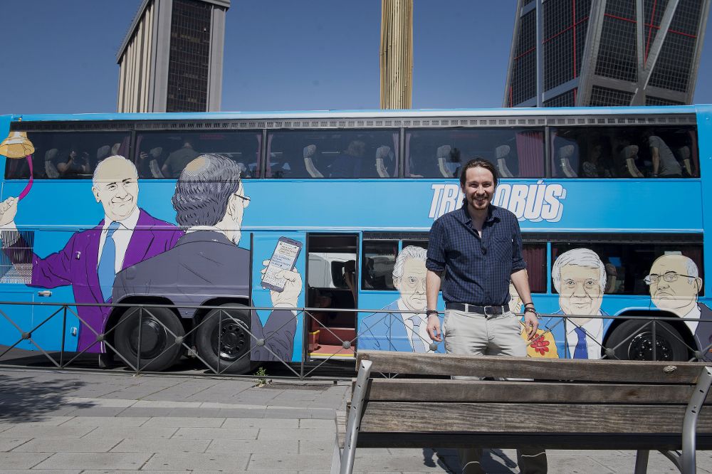 El secretario general de Podemos, Pablo Iglesias, momentos antes de subirse al "tramabús", en la Plaza de Castilla de Madrid.