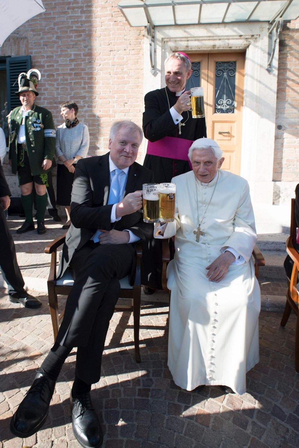 Seehofer (i) brinda con Benedicto XVI.