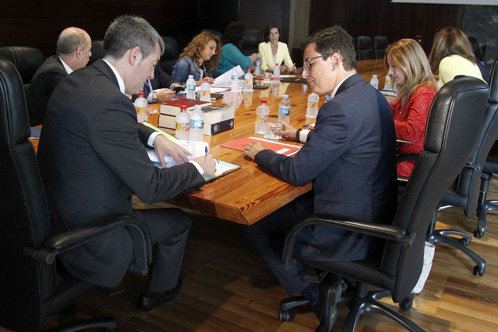 El presidente y el vicepresidente del Gobierno de Canarias, Fernando Clavijo (i) y Pablo Rodríguez, respectivamente durante la reunión semanal del Consejo de Gobierno.