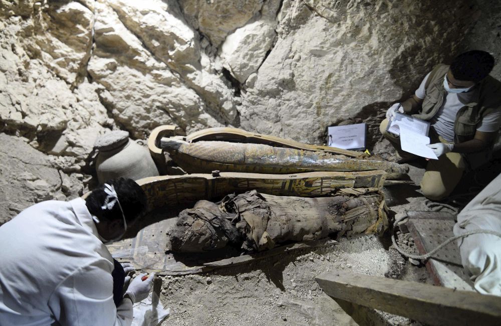 Arqueólogos egipcios documentan el contenido de una tumba de la necrópolis de Dra Abu al Naga en Luxor, en el sur de Egipto, hoy, 18 de abril de 2017.