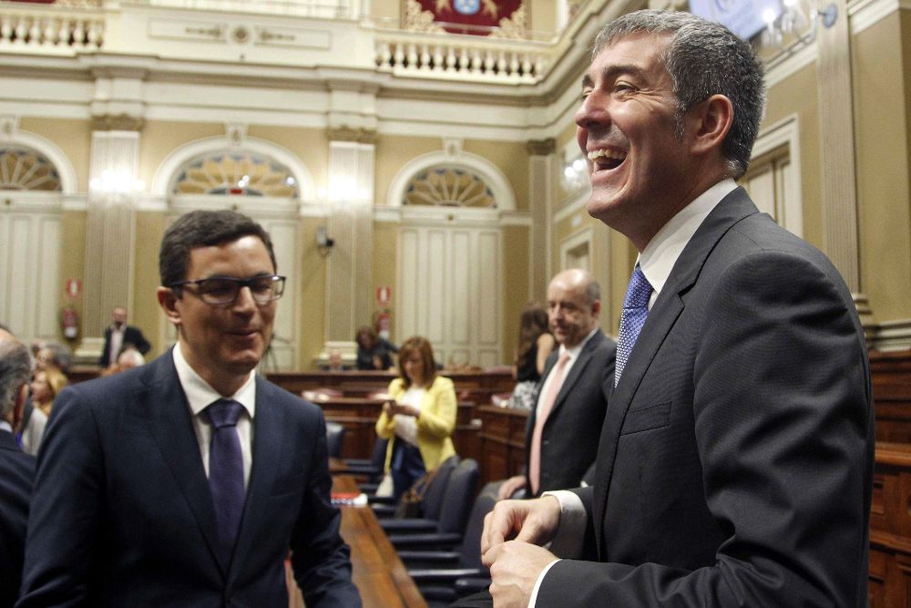 El presidente del Gobierno de Canarias, Román Rodríguez (d), y el vicepresidente y consejero de Infraestructuras, Obras Públicas y Transportes, Pablo Rodríguez.