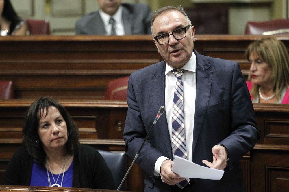 El consejero de Sanidad del Gobierno de Canarias, José Manuel Baltar, en un pleno anterior del Parlamento.
