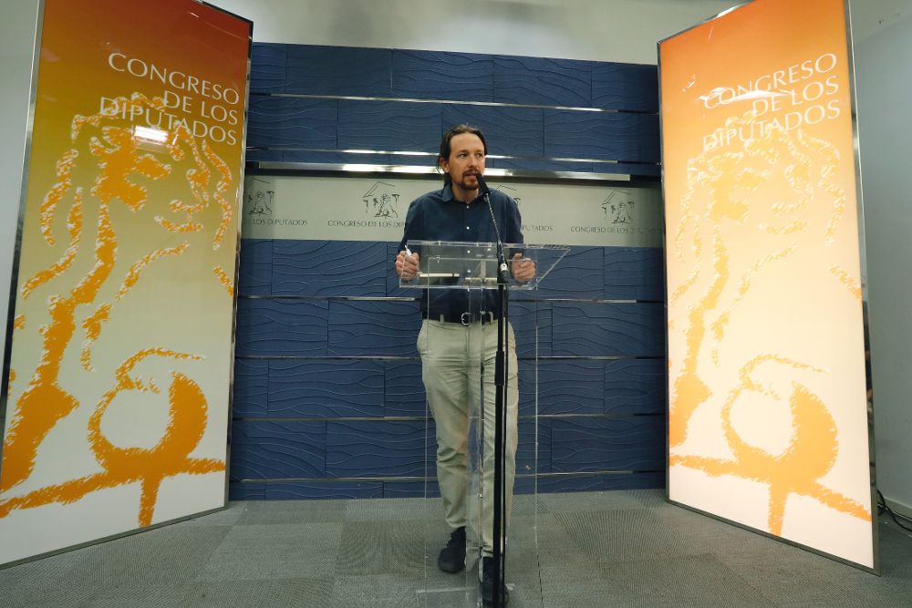 El secretario general de Podemos, Pablo Iglesias, durante la rueda de prensa que ha ofrecido esta tarde, en la que ha avanzado que su partido pedirá hoy mismo la comparecencia de Mariano Rajoy en el pleno del Congreso para que dé explicaciones sobre la financiación del PP.