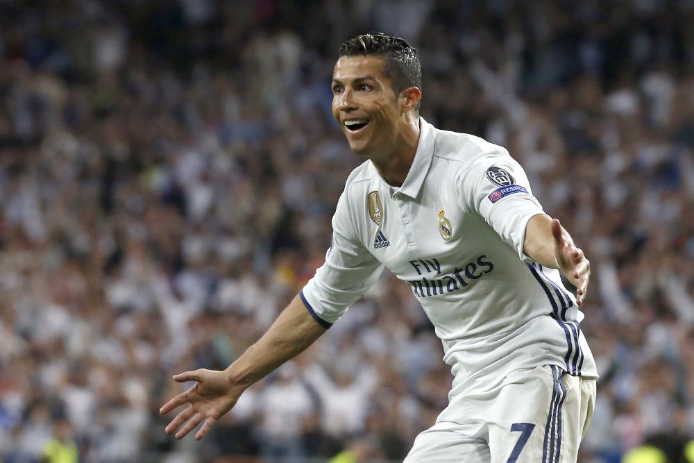 El delantero portugués del Real Madrid, Cristiano Ronaldo, celebra el segundo gol del equipo madridista durante el encuentro correspondiente a la vuelta de los cuartos de final de la Liga de Campeones, que disputan esta noche frente al Bayern en el estadio Santiago Bernabéu, en Madrid.