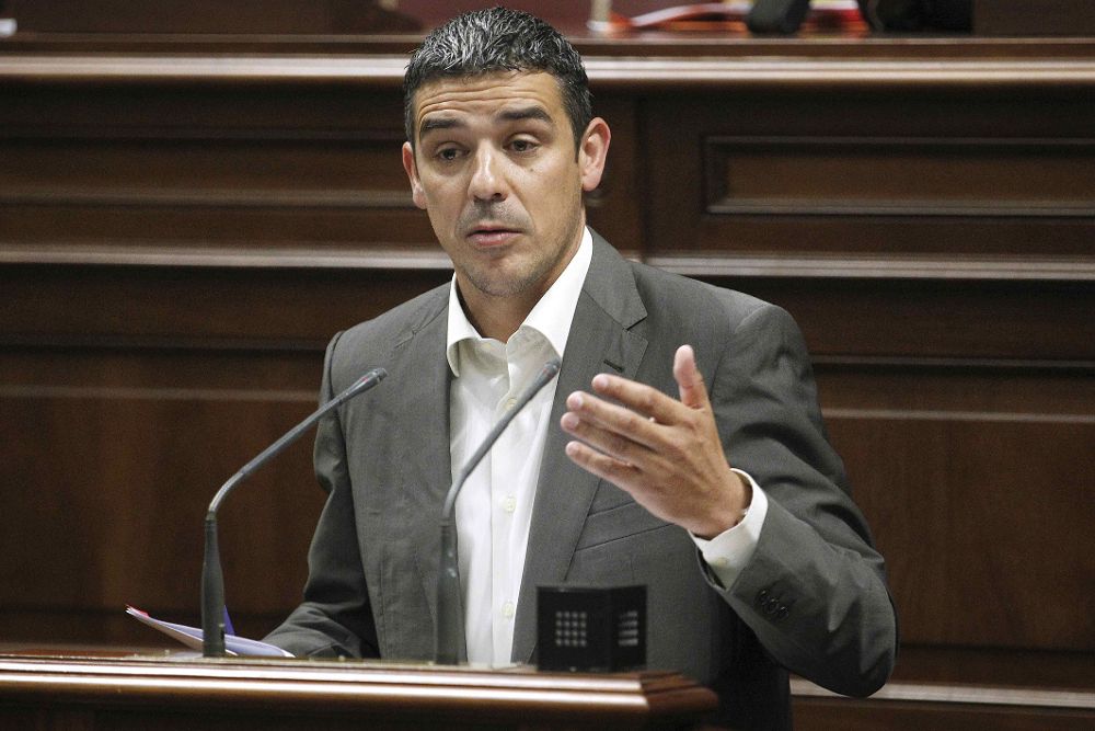 El consejero de Agricultura del Gobierno de Canarias, Narvay Quintero, durante una de sus intervenciones en la sesión plenaria del Parlamento de Canarias.