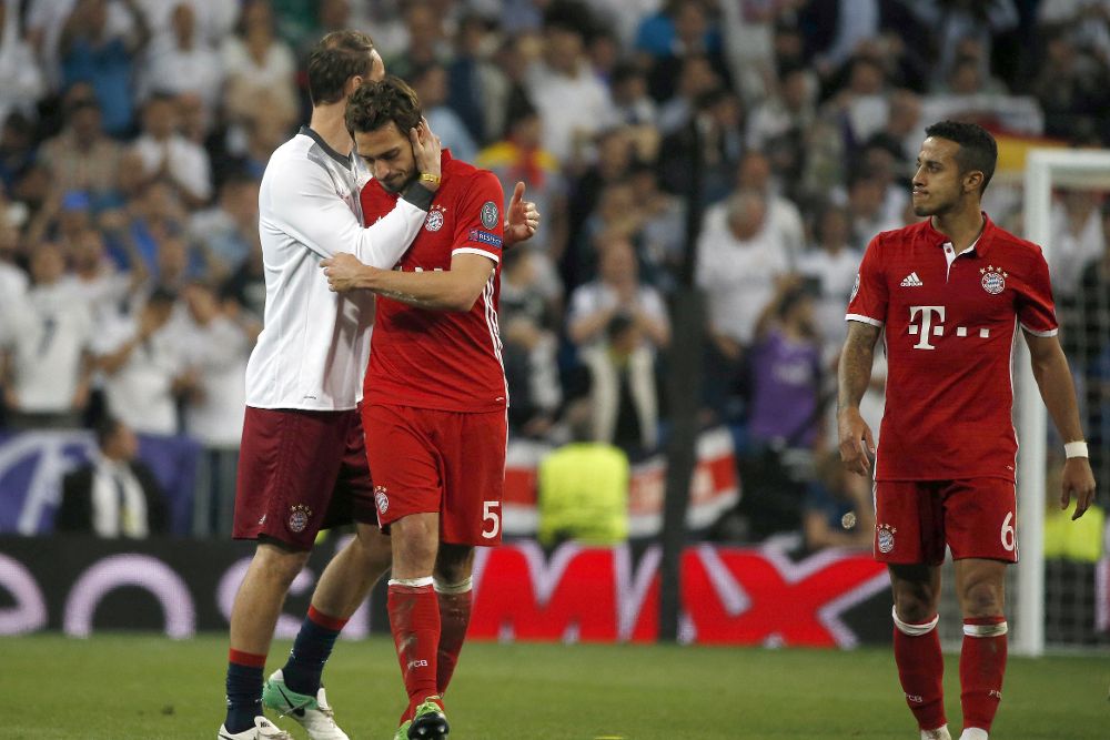 Los jugadores del Bayern Múnich tras perder el partido en el Santiago Bernabéu.